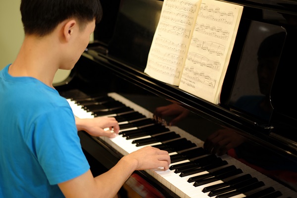 钢琴培训认真练琴的同学