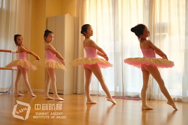 少儿芭蕾舞培训班少儿都学什么，有什么好处？