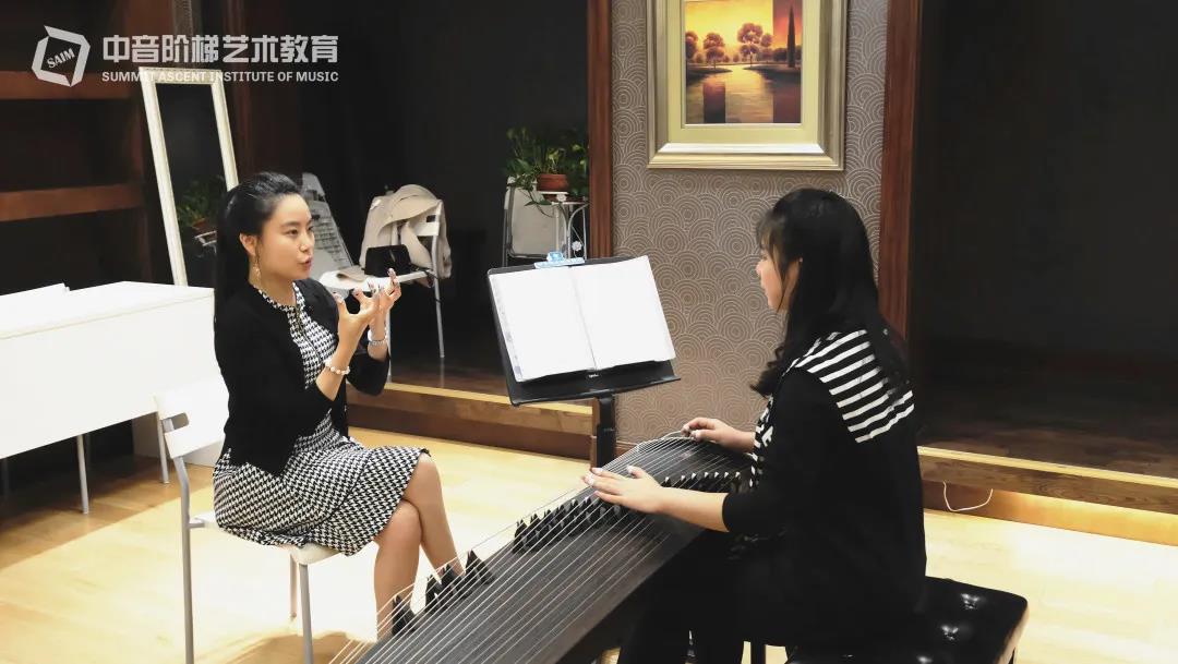 古筝的演奏技巧是什么？古筝的演奏姿势有哪些？