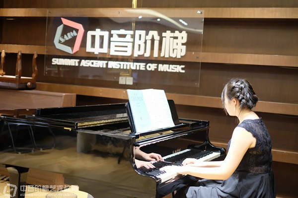 艺考钢琴乐曲有哪些？中音阶梯有钢琴艺考培训吗？